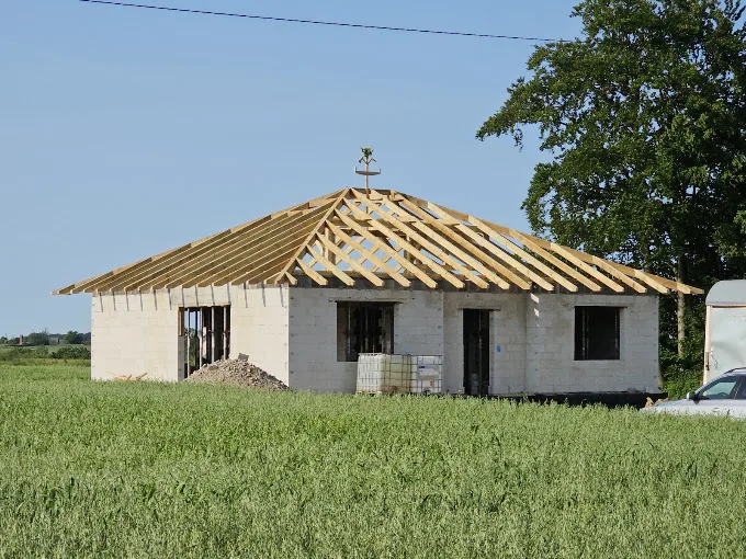 Budowa realizowana przez ekipę Piotra Firy — konstrukcja dachu w trakcie budowy
