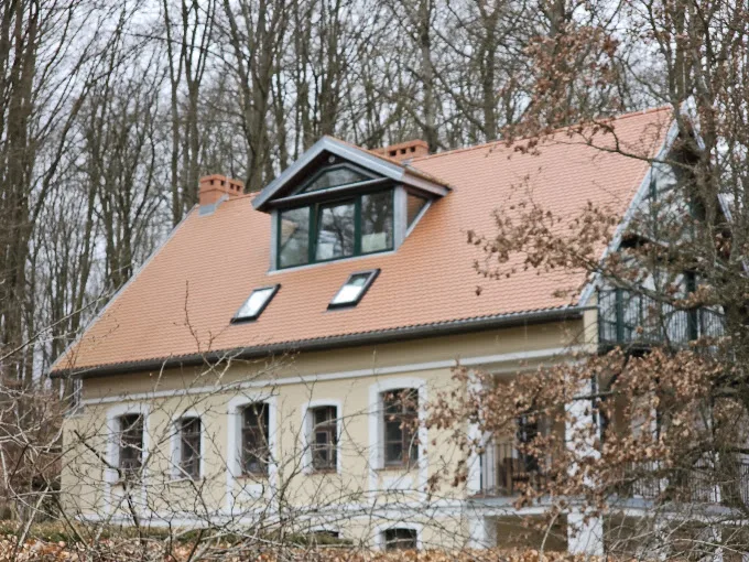 Zabytkowy dworek z dachówką ceramiczną w trakcie renowacji
